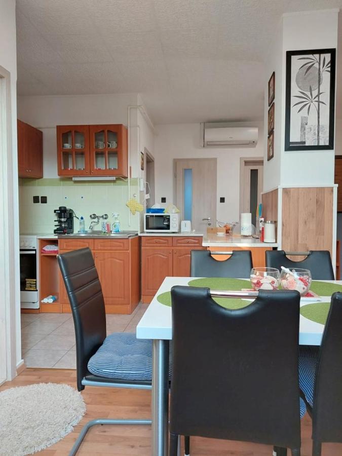 Nagcsalados Rozsa Apartman บาลาตอนแลลเล ภายนอก รูปภาพ